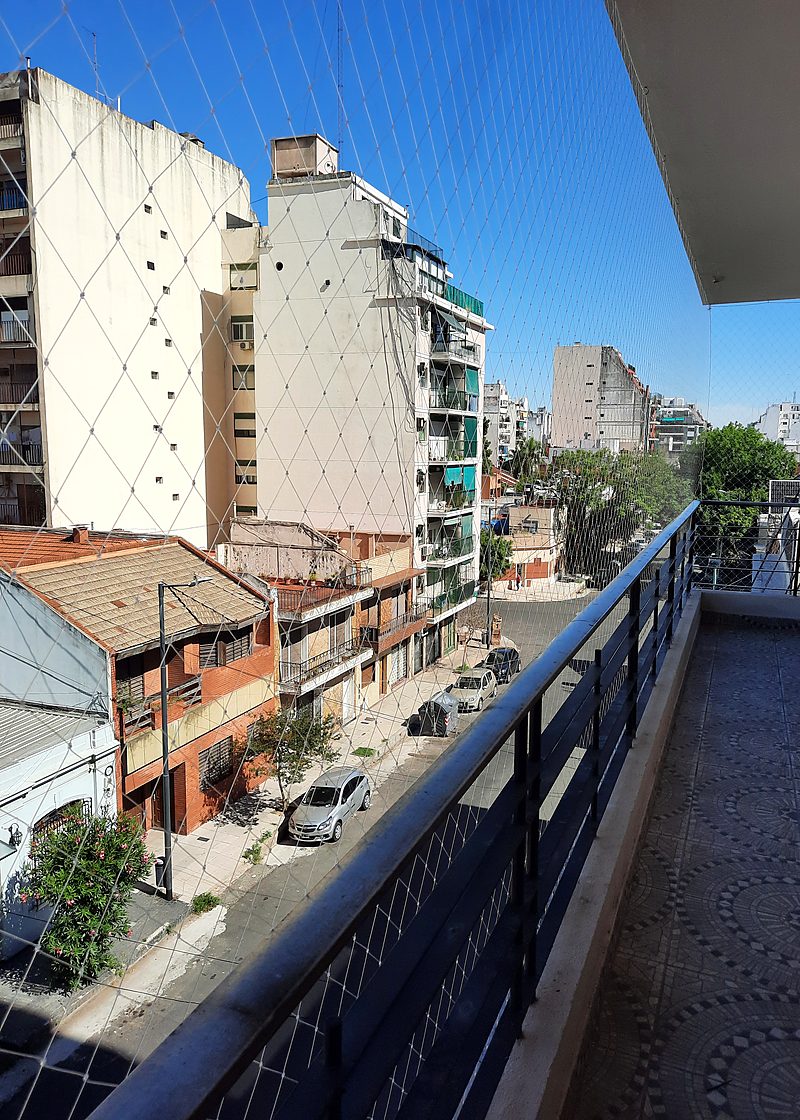 Red de seguridad en balcón de departamento con vista a la calle