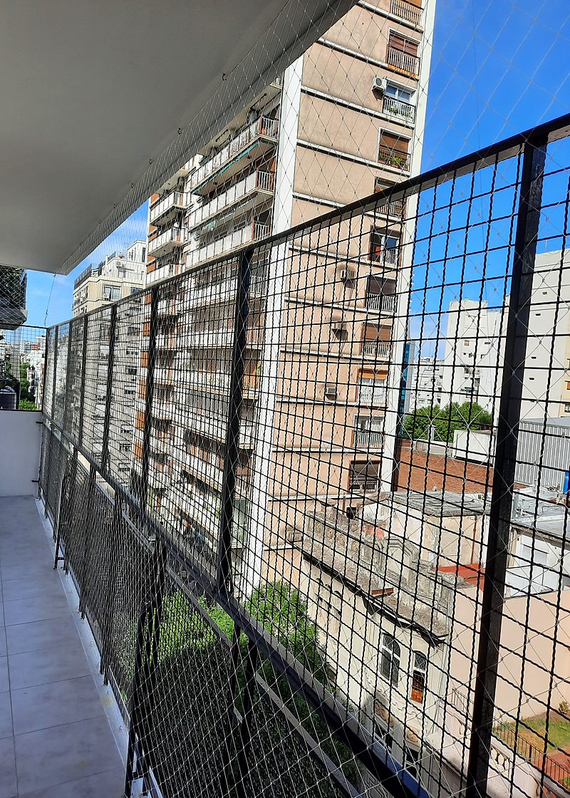 Balcón corrido con red de seguridad instalada sobre la baranda