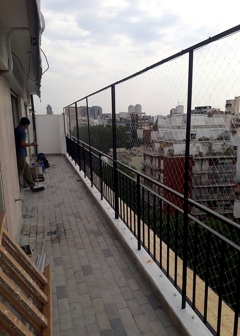 Instalación de red de seguridad en curso en un balcón corrido