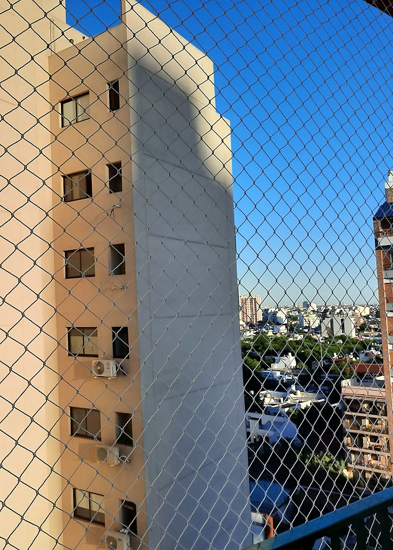 Detalle de la red de seguridad instalada en un balcón
